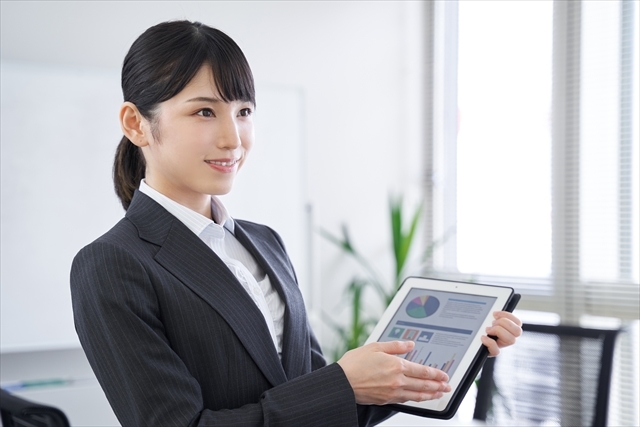 運用結果を分析して改善する様子