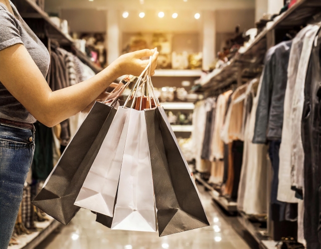 日本で買い物を楽しむ韓国人観光客