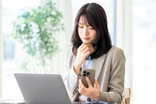 スマートフォンでSNSを確認する様子