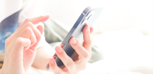 スマートフォンで検索する様子